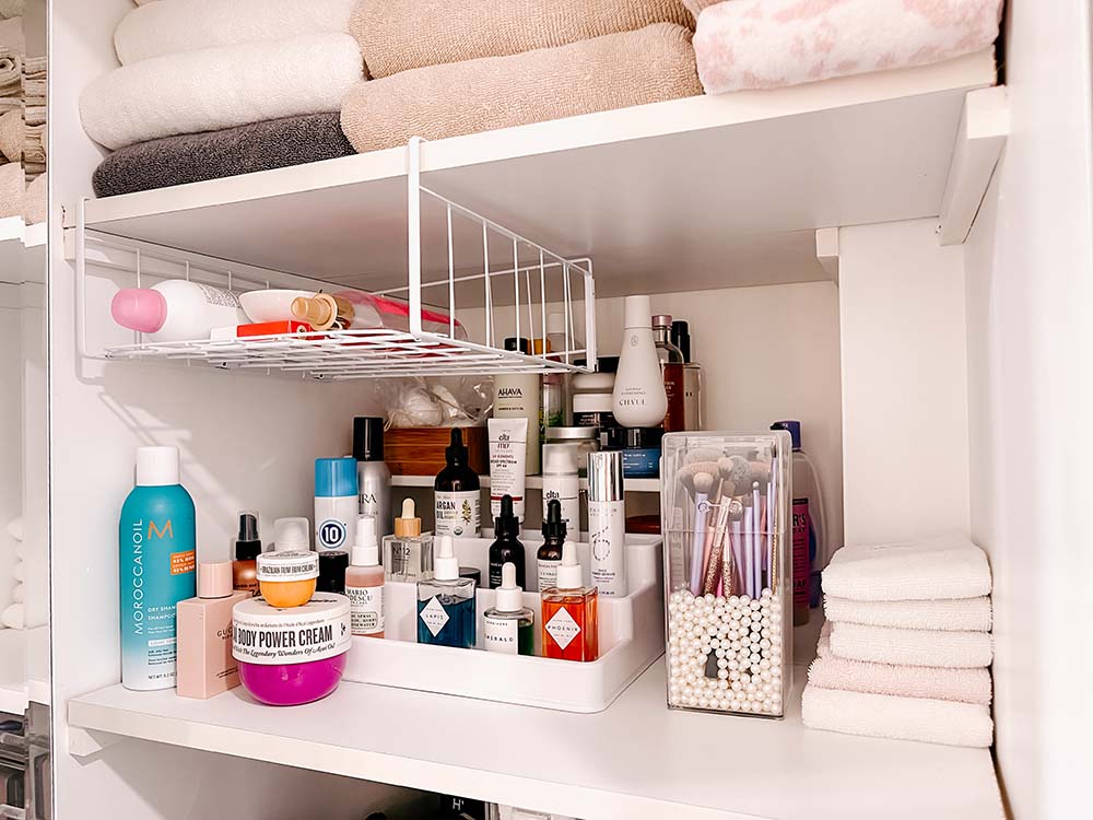 https://loveeverythinglovely.com/wp-content/uploads/2021/09/organizers-from-amazon-organixed-home-bathroom-closet-storage-solutions-skincare-display-makeup-brushes.jpg